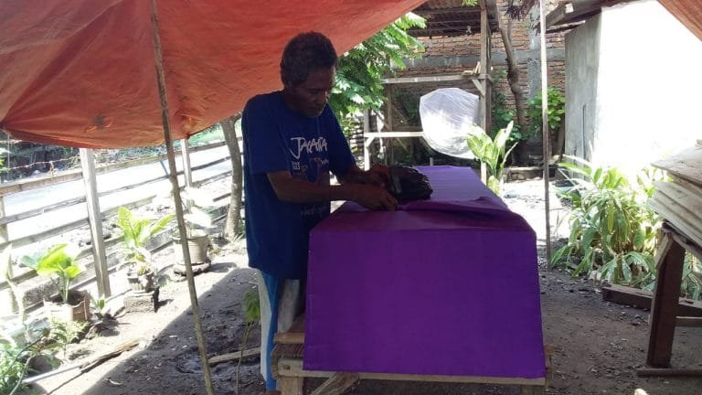 Yohanes Jetu, Melawan Mitos Peti Jenazah