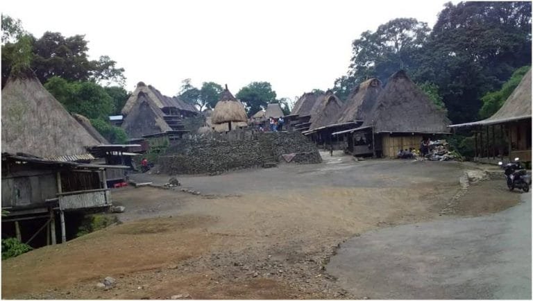 Dhake, Raksasa Pemikul Megalit di Kampung Adat Bena