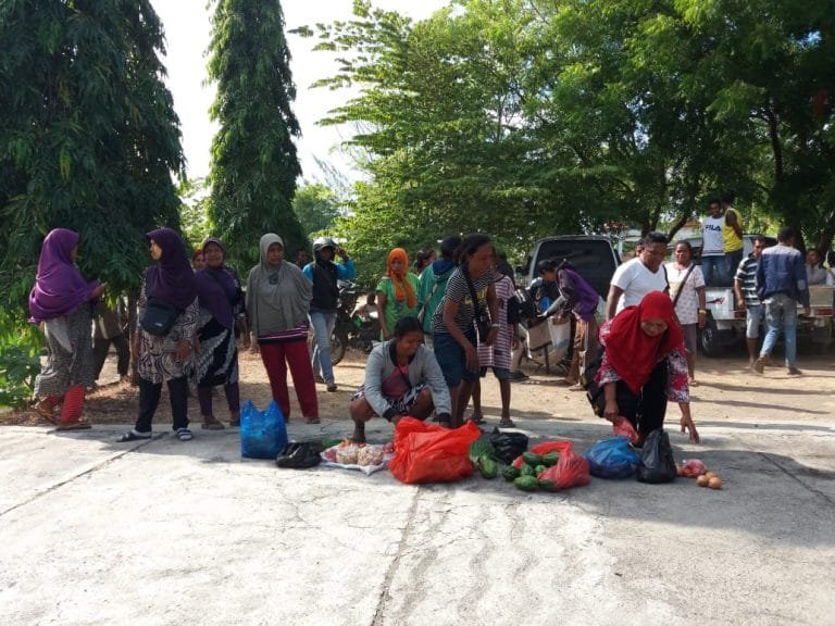 Tolak Penutupan Pasar Pagi, Puluhan Pedagang Lakukan Demo “Berjualan”