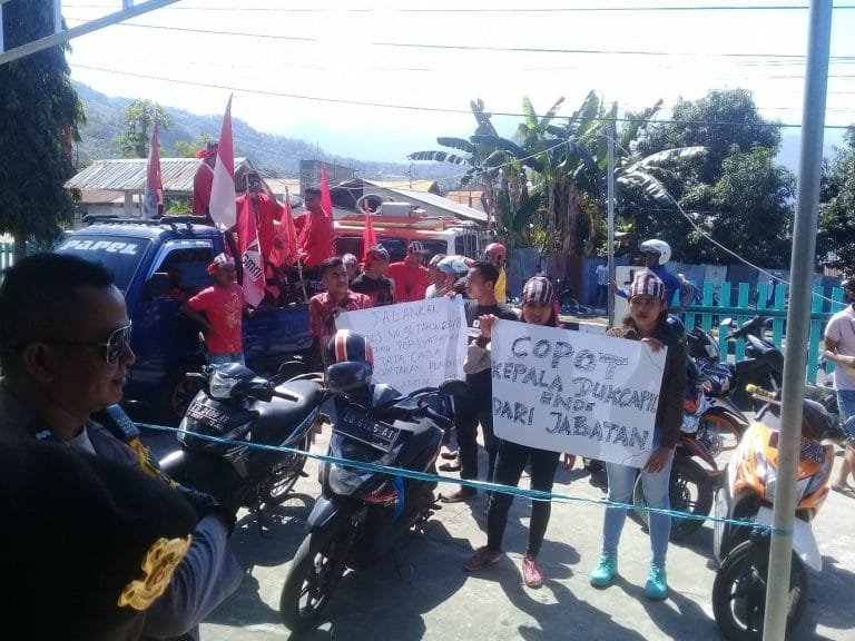 GMNI Ende Demo Tuntut Reformasi Pelayanan Dukcapil