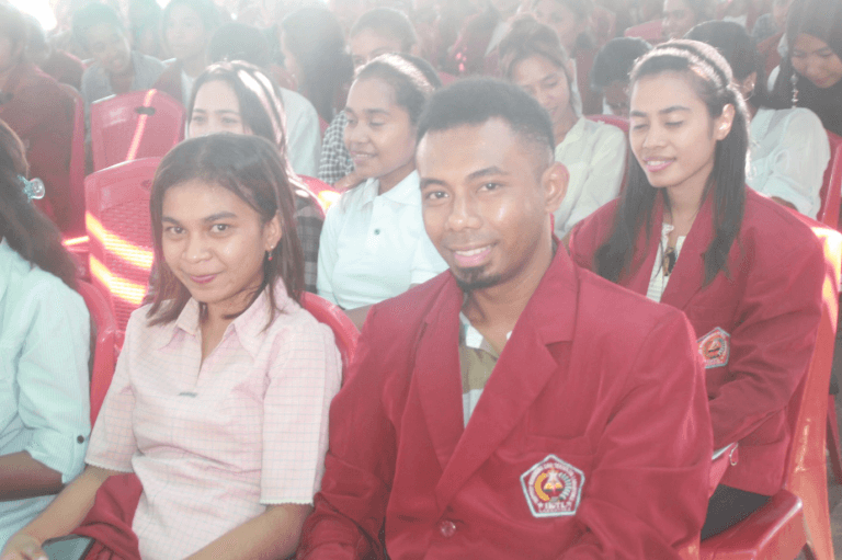 Kuliah Umum Perdana di IKTL Waibalun, Bupati Anton Hadjon Tantang Mahasiswa Berwirausaha Sambil Kuliah