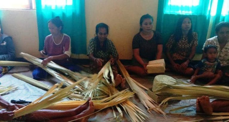 Mama-Mama di Desa Suelain Buka Kelas Menganyam