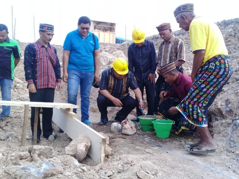 Pemda Matim Bangun Panggung Acara di Lehong