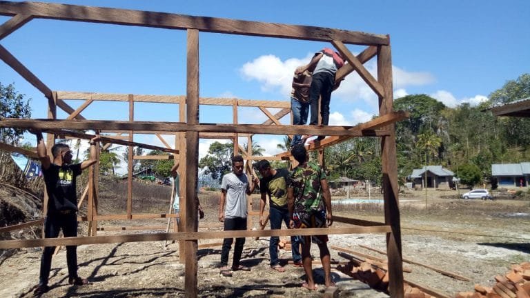 Mahasiswa KKN-PPM Uniflor Bangun Rumah Baca di Desa Ngegedhawe