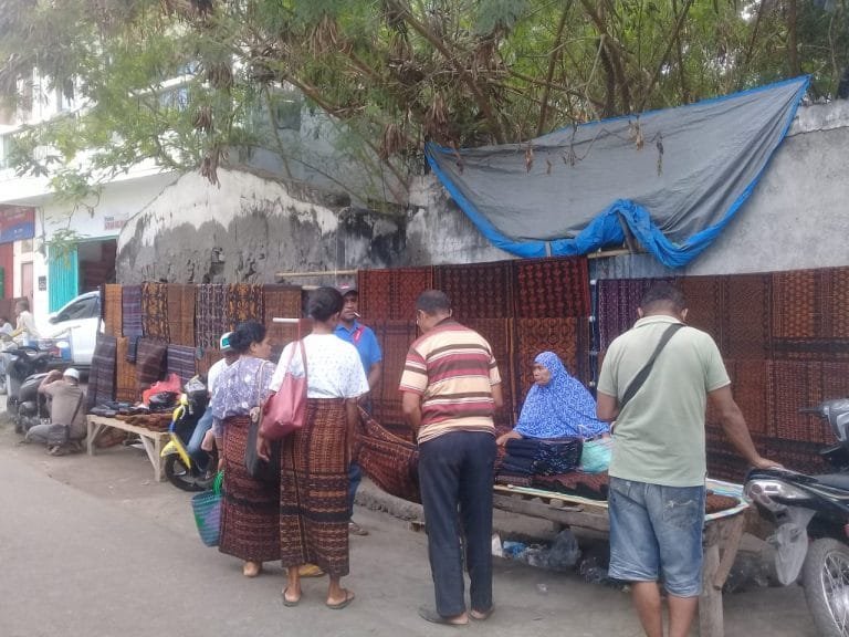 Nasib Pedagang Tenun Ikat di Ende, tak Memiliki Lapak Jual yang Layak