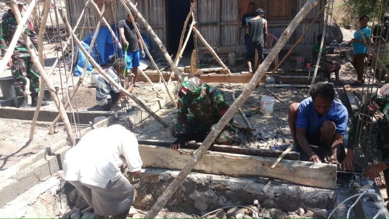 Satgas Pamtas RI-RDTL Yonif 132/BS Bantu Bangun Rumah Masyarakat di Desa Nainaban