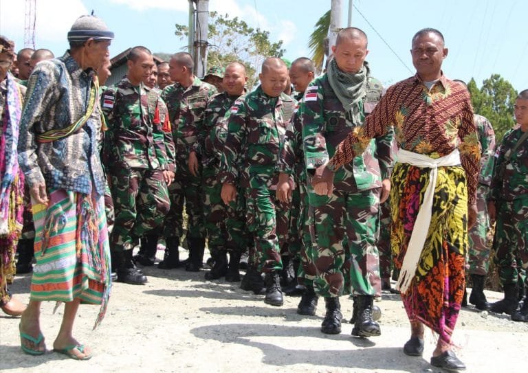 Masyarakat Eban Terima Satgas Pamtas RI-RDTL Sektor Barat Yonif 132/BS secara Adat