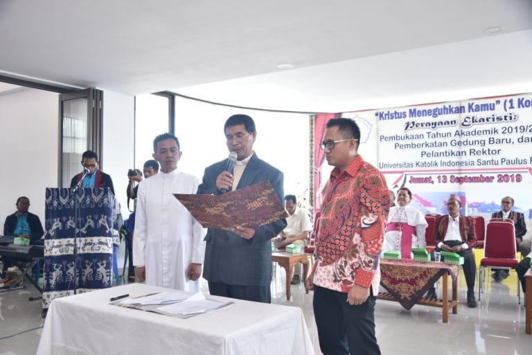 Dr. Yohanes Servatius Lon, Rektor Pertama UNIKA St. Paulus Ruteng