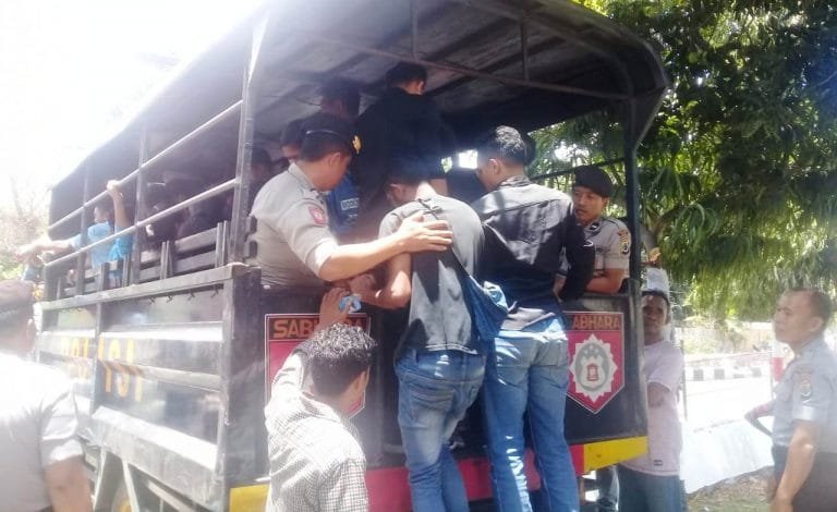 Demo di Ende Damai, Mahasiswa ‘Diangkut-pulang’ Pakai Mobil Dalmas