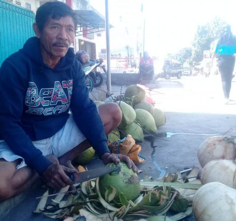 Melepas Dahaga dengan Kelapa Muda Om Ahmad