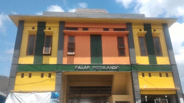 Wajah Pasar Potulando: Sampah Membusuk, Toilet Rusak, dan Janji Pemkab Ende