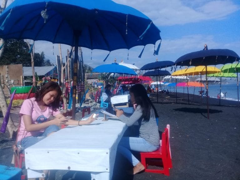 Datanglah ke Raba Beach- Ende, Nikmati Suasana Pantai sambil Bersenda Gurau