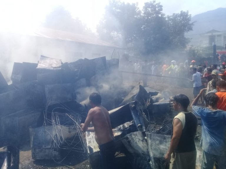 Breaking News: Si Jago Merah Lumat Gudang Reparasi Kulkas di Ende