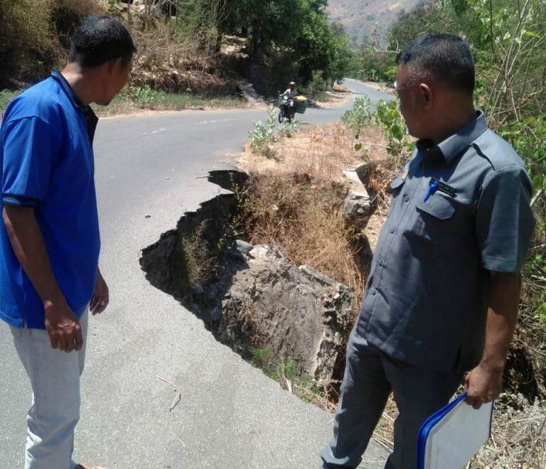 Tergerus Longsor, Jalur Pantura Ende Terancam Putus