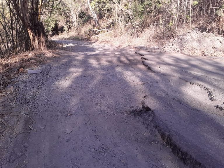 Ruas Jalan Nginamanu – Wolokuku Kecamatan Wolomeze Rusak Parah
