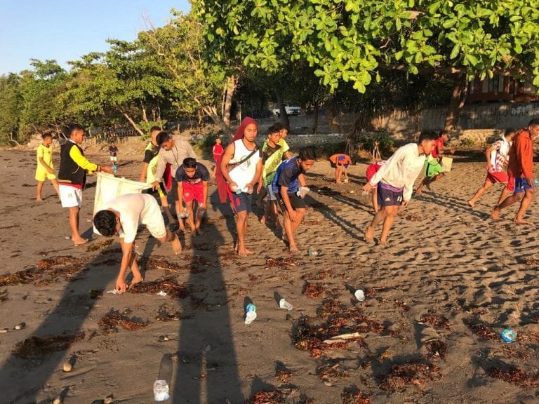 Persematim U-17 Pungut Sampah Usai Latihan di Pantai Cepi Watu