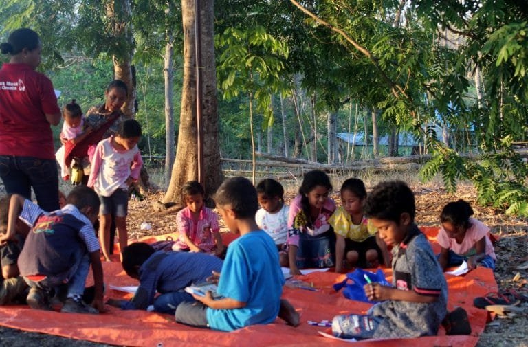 Literasi Ekologi Lewat Lomba Melukis Berhadiah Anakan Pohon