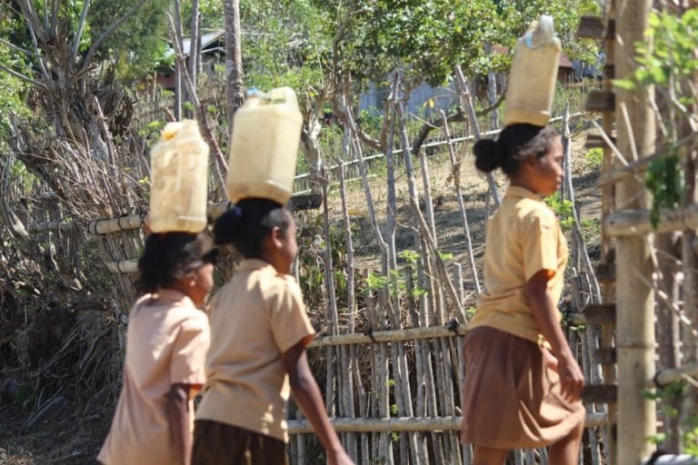 Setiap Hari, Pelajar di Desa Pagomogo Jalan Kaki Sambil Pikul 5 Liter Air ke Sekolah