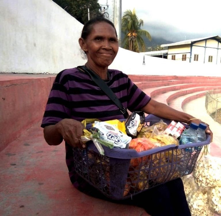 Di Balik Euforia Soeratin Cup,  Magdalena Azi Menjual Makanan Ringan demi Manyambung Hidup