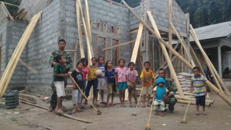 Sertu Laudewik Mengajar dan Bermain Bersama Anak-Anak di Desa Bowali