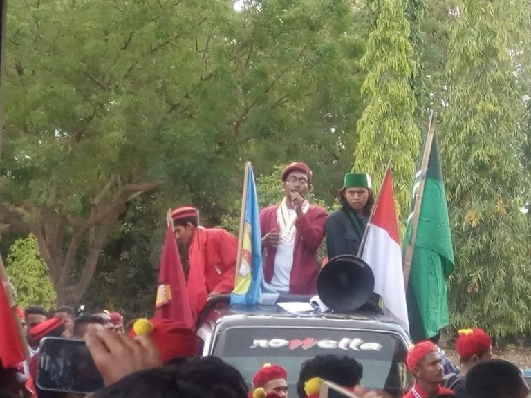 “DPR, Tolong Jangan Khianati Kami!”: Aksi Demonstrasi Aliansi Mahasiswa Gerakan Kerakyatan (AMGK) Kabupaten Sikka