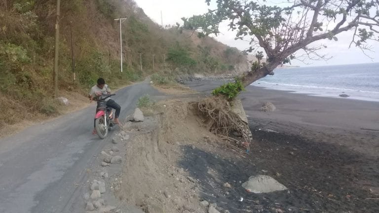Abrasi, Jalan Ende-Wolotopo Terancam Putus