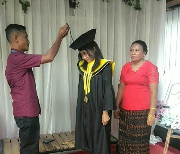 Wisuda Online Undana, Mahasiswi di Ende Sebut Ayahnya Sebagai Rektor Sesungguhnya
