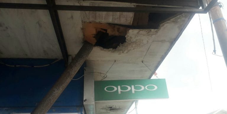Polisi Temukan Puluhan HP di Atas Plafon Konter