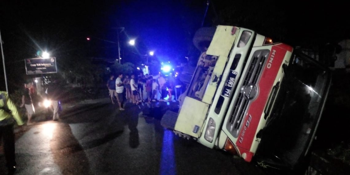 Mobil Fuso Bermuatan Aspal Curah Terbalik Di Jalan Pahlawan Ende 9302