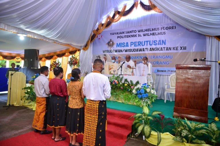 Wisudawan Harus Menjadi Terang dan Garam bagi Sesama
