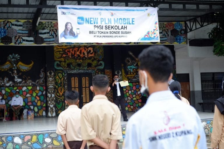 PLN Promosi Fitur Kelistrikan pada Siswa SMK Negeri 2 Kupang