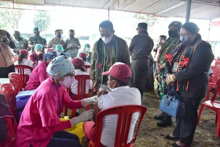 Kerja Keras Selama Pandemi, Bupati Hery Bangga dengan Tenaga Kesehatan