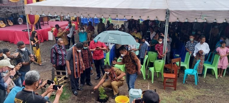 Resmikan SMPN Alok, Bupati Robi: Komite Jangan Cengeng