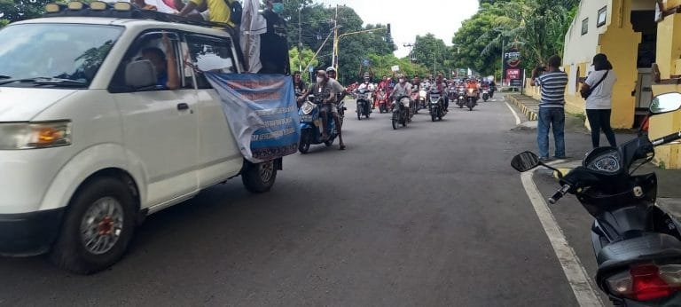 Forkom Pengguna Pasar Sikka Gelar Pawai Tolak Pasar Bayangan