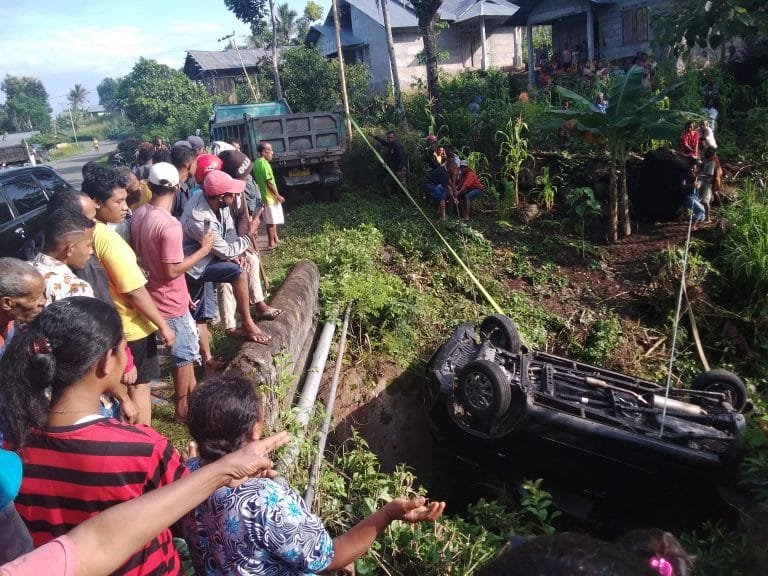 Mobil Avanza Terjungkal ke Kali Belemanu, Warga Ndora Antusias Membantu