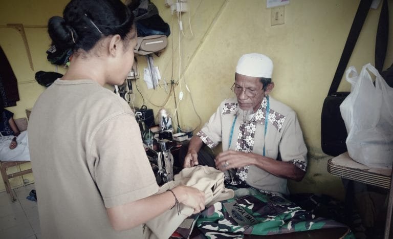Cerita Opa Amran, 42 Tahun Bergelut sebagai Tukang Jahit