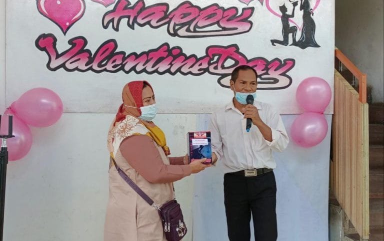 Bandung Utama Group Ruteng Bagi Hadiah untuk Konsumen pada Valentine Day
