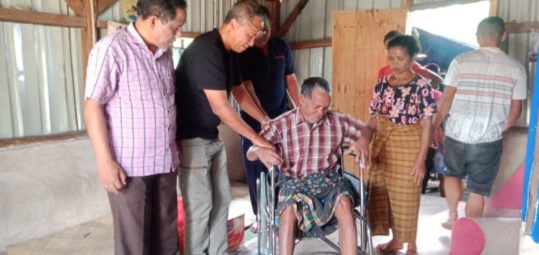 Yayasan Puspita Bangun Bangsa Beri Bantuan Kursi Roda untuk Seorang Difabel di Kota Komba Utara