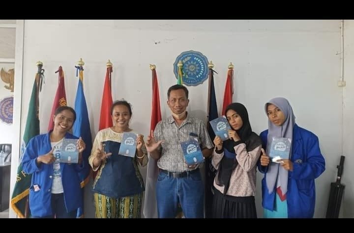 Mahasiswa dan Dosen Muhamadiyah Maumere Kolaborasi Terbitkan Buku Puisi ‘Sepertiga Malam’