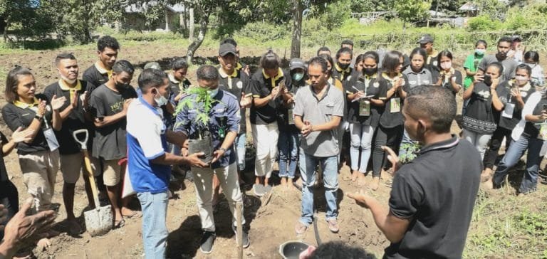 Gelar Pengabdian Masyarakat di Desa Rowa, Mahasiswa Stiper Bajawa Tanam Ratusan Pohon Buah-buahan