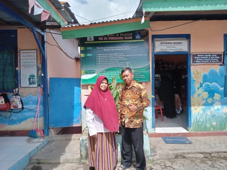 Kisah Nasir-Sulis, Pasutri yang Rela Bangun Lembaga Pendidikan TK dan SD di Sikka