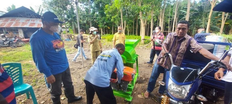 Julie Laiskodat Kembali Salurkan Bantuan kepada Petani di Nagekeo