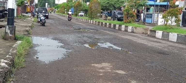 Waspada, Sejumlah Ruas Jalan Dalam Kota Maumere Berlubang