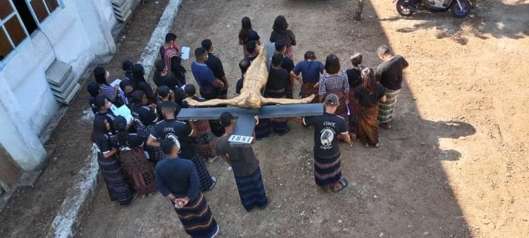 Salib Kenangan Frans Seda di Lia Lako Dipikul Keliling Kampung Lekebai-Nualolo