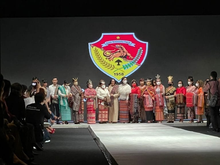 Bangga, Busana Karya Emas 14 Desainer NTT Membahana di Panggung Indonesia Fashion Week 2022