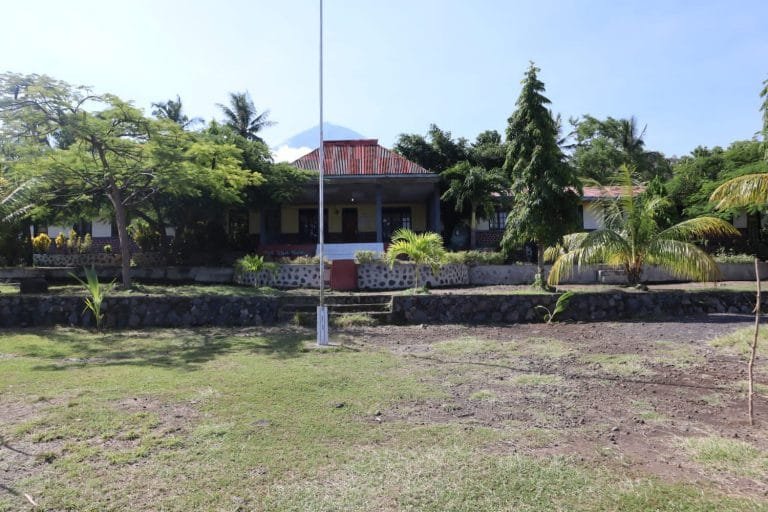 Ketua Suku di Ngada Tanam Pohon di Lokasi Sekolah, Proses KBM Dihentikan
