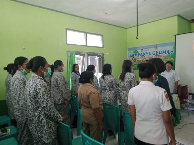 Ketua IBI Sikka Beri Penghargaan kepada Para Nakes Puskesmas Nanga