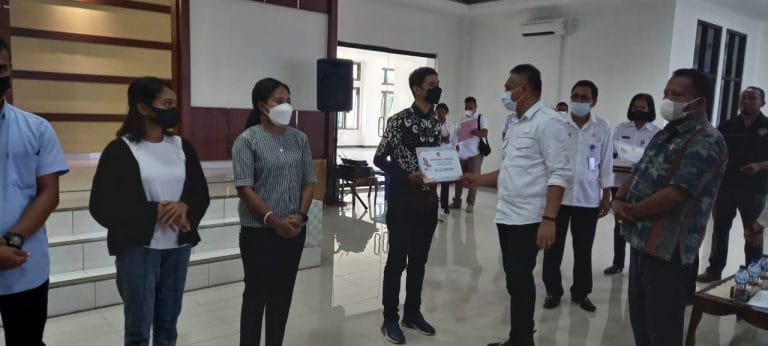 Pemkab Sikka Serahkan Bantuan Hibah dan Bansos Pendidikan bagi Mahasiswa