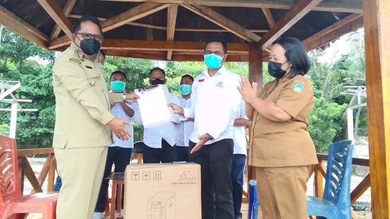 Kadin Manggarai Timur Serahkan Bantuan Satu Unit Konsentrator Oksigen untuk RSUD Borong
