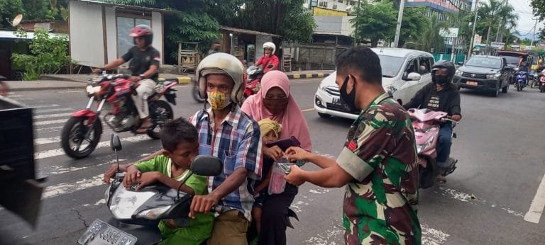 Meriahkan Bulan Suci Ramadhan, Kodim 1603 Sikka Berbagi Takjil Gratis